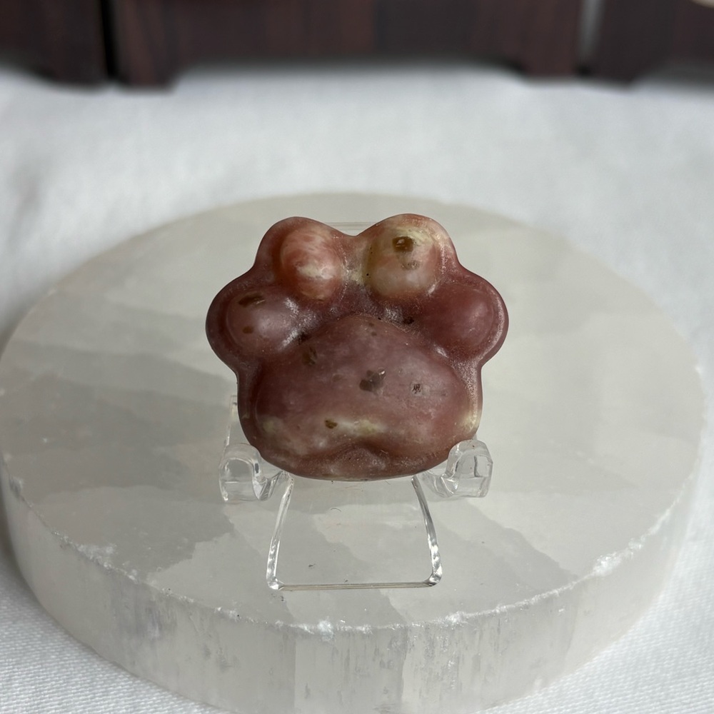 Serpentine jade crystal paw carving
